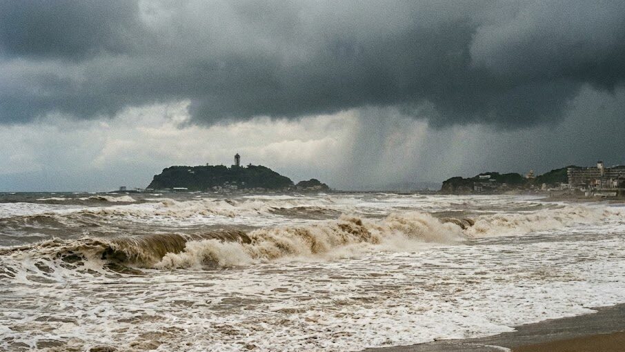 サーフィンで「クローズ」の海に入る危険性と絶対避けるべき理由